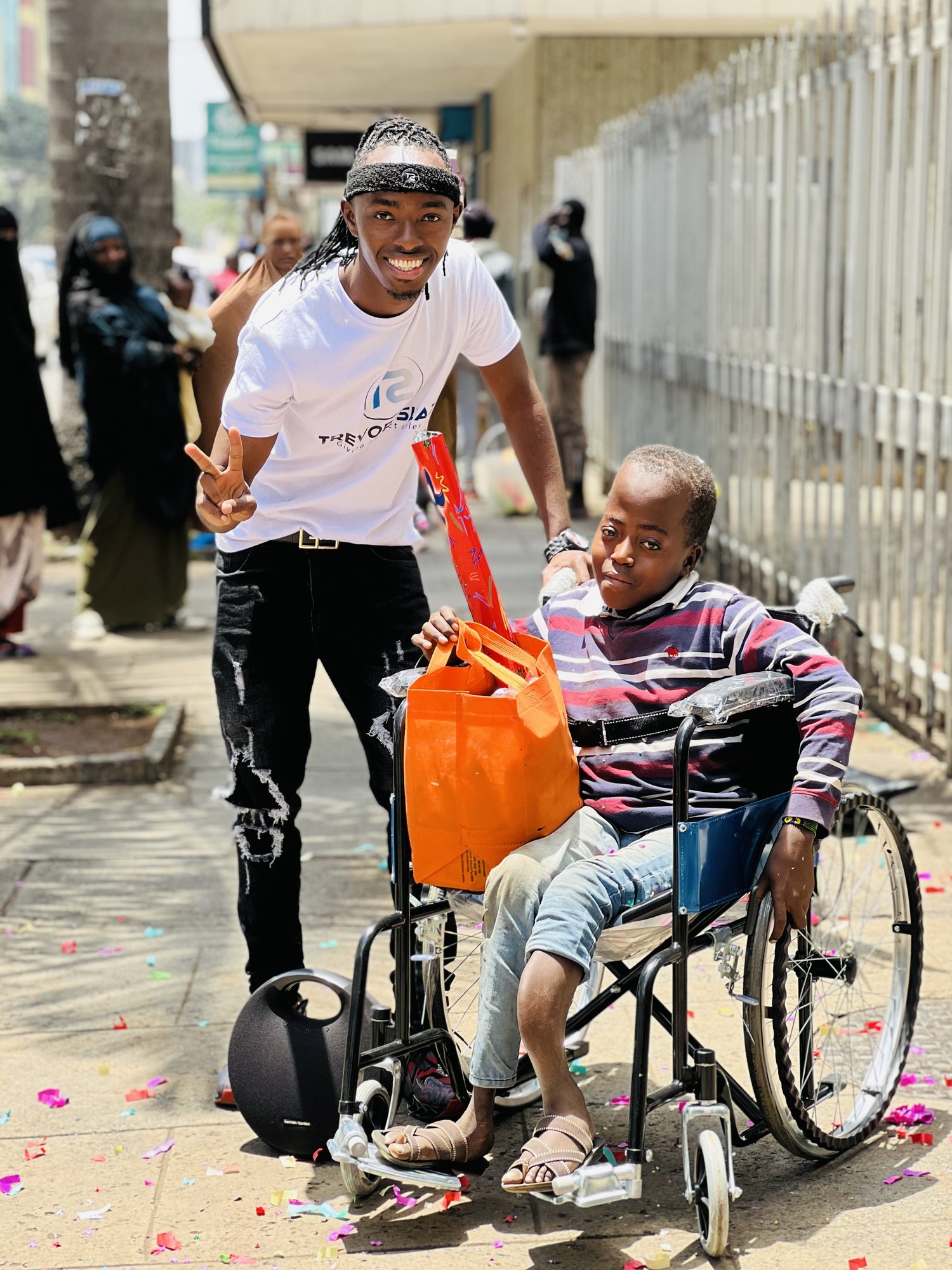 23 Sep 2022: Wheels of Hope Ewal distributing a wheelchair in Nairobi, Kenya